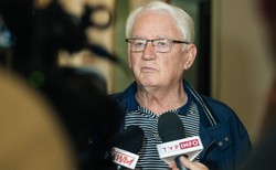 Wyszkowski prosi internautów o wsparcie &quot;walki o prawdę z Bolkiem&quot;. Dostał 225 zł