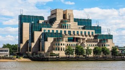 agenci jej królewskiej mości ostrzegają. rosjanie kupują "domy trojańs