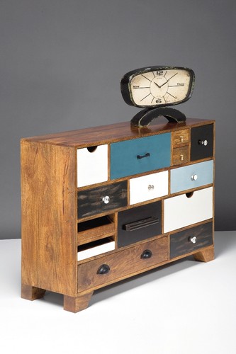 <b>Drewniany design</b>
<br><br>
Ten szlachetny materiał przeżywa bowiem drugą młodość w światowym designie. Z każdym kolejnym dodatkiem drewna w naszych nowoczesnych wnętrzach zrobi się cieplej – co z pewnością odczujemy. Naturalne materiały uspokajają, a w domu właśnie tego nam trzeba