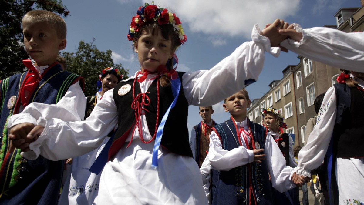 Stowarzyszenie Kaszebsko Jednota chce, by Kaszubów uznano za mniejszość etniczną. Zrzeszenie Kaszubsko-Pomorskie raczej nie przyłączy się do tych zabiegów: zdaniem jego prezesa spowodowałoby to "przeciwstawianie Polaków Kaszubom".