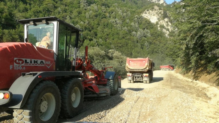 Statička oštećenja na samoj crkvi iz 14. veka su moguća zato što su ovim putem prolazie teške građevinske mašine