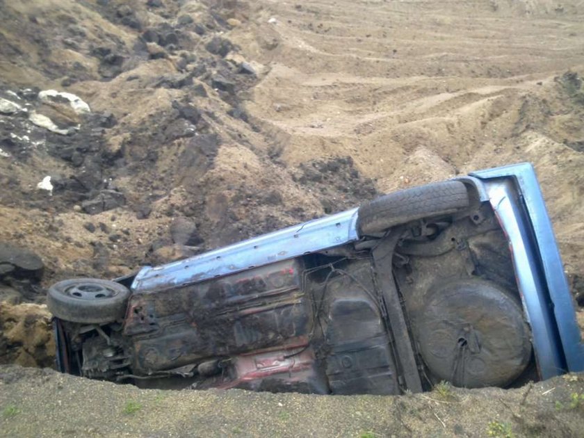 Groza! Auto zawisło nad przepaścią! FOTO