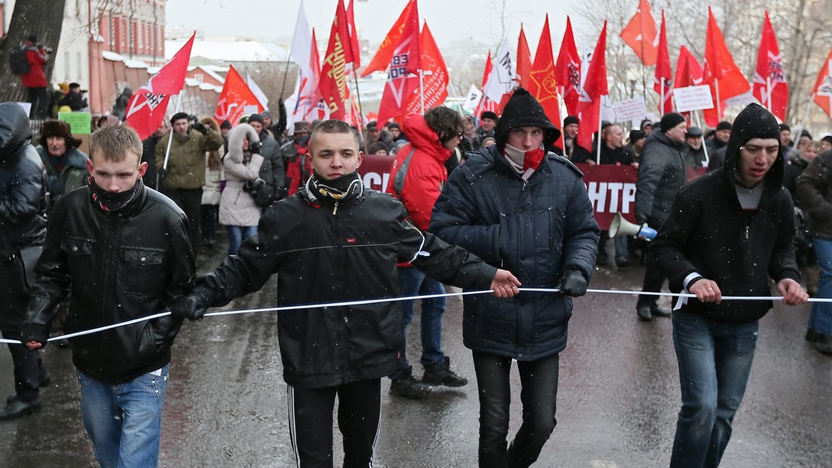 Około 12 tysięcy ludzi przeszło w sobotę ulicami Moskwy, manifestując poparcie dla wydanego przez władze zakazu adopcji urodzonych w Rosji dzieci przez obywateli USA - podała policja. Komentatorzy wskazywali na antyamerykańskie akcenty manifestacji.