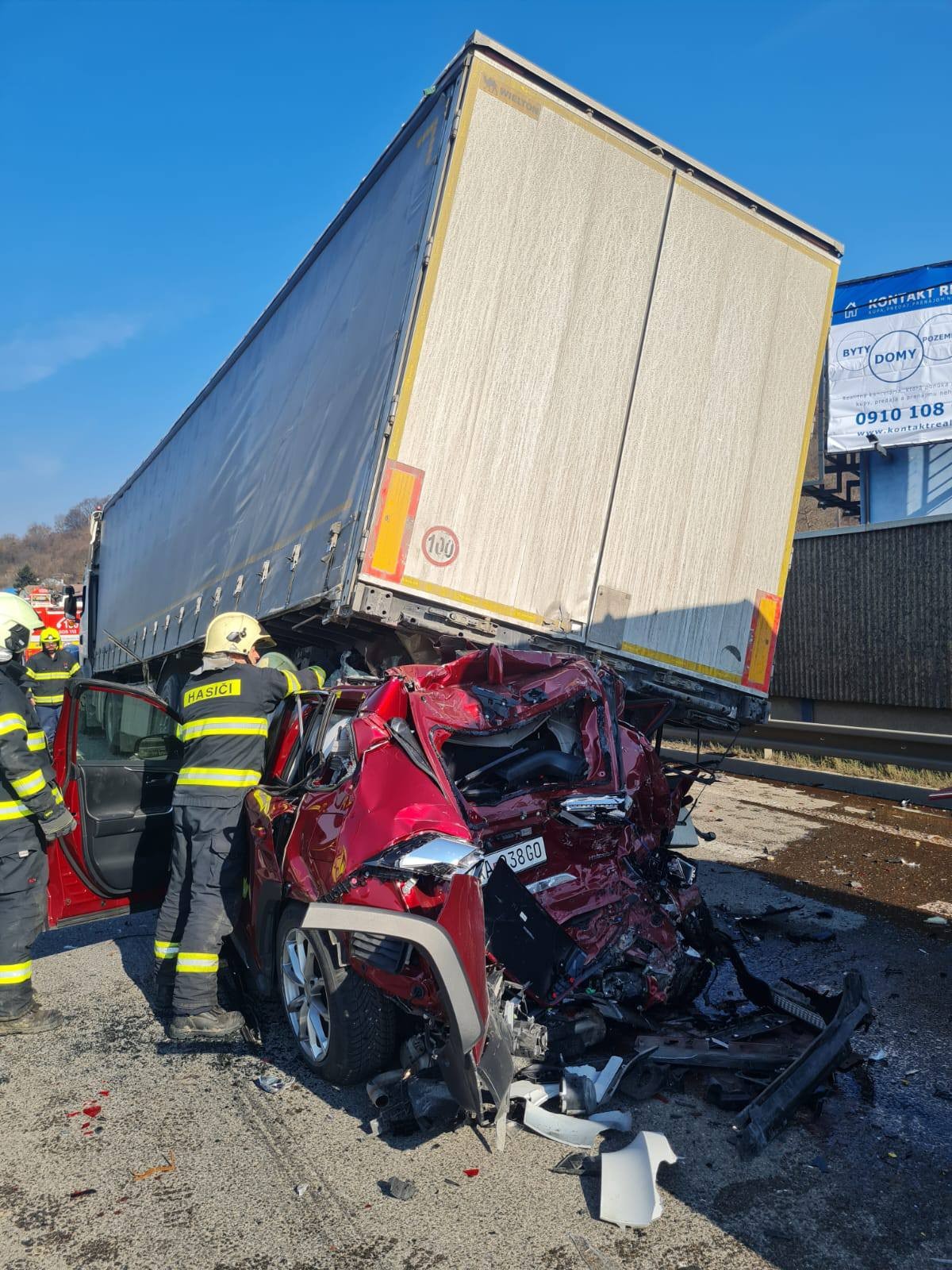 V Košiciach zatlačil kamión osobné auto pod náves druhého kamióna.