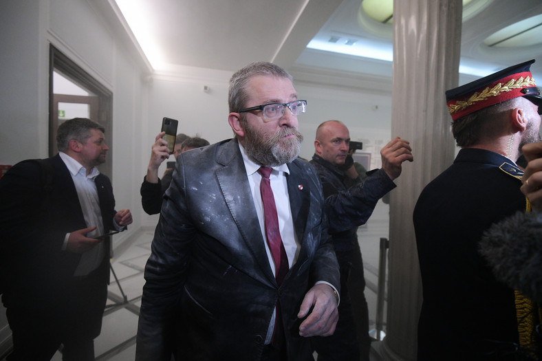 Grzegorz Braun zgasił gaśnicą chanukiję w Sejmie