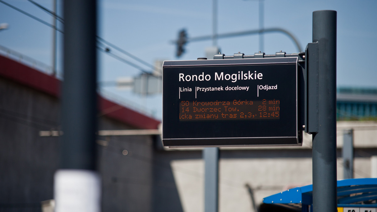Przez ponad godzinę duży obszar Krakowa był pozbawiony dzisiaj prądu. Nie kursowały tramwaje, w wielu dzielnicach mieszkańcy nie mieli prądu. Ludzie "utknęli" także w dużych centrach handlowych. Awarię usunięto przed godziną 19.