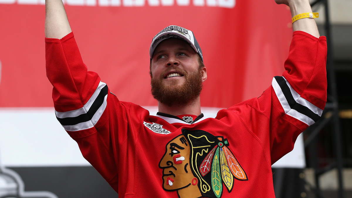 Chicago Blackhawks w końcu znaleźli sposób jak uwolnić się od niewygodnego kontraktu Bryana Bickella, ale żeby to zrobić musieli poświęcić także młodego utalentowanego Teuvo Teravainena. Obu przejęła Carolina Hurricanes, w zamian oddając drugą i trzecią rundę w drafcie.