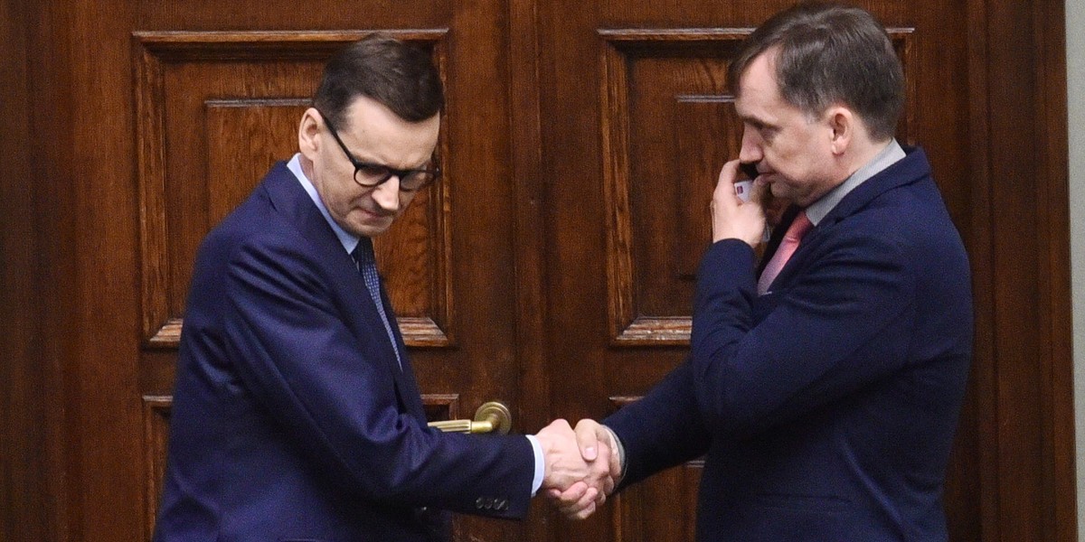 W rządzie iskrzy. Morawiecki i Ziobro wciąż nie mogą się dogadać.