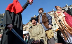 Senyszyn w zgrzebnym worze i skuta kajdanami. Marsz Ateistów przeszedł ulicami Warszawy