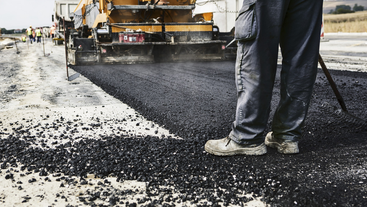 Budowa ronda w ciągu drogi krajowej nr 42 w Skarżysku-Kamiennej wkracza w kolejną fazę. W praktyce oznacza to kolejne zmiany w organizacji ruchu. Umożliwią one wykonawcy przystąpienie do układania ostatniej warstwy nawierzchni.