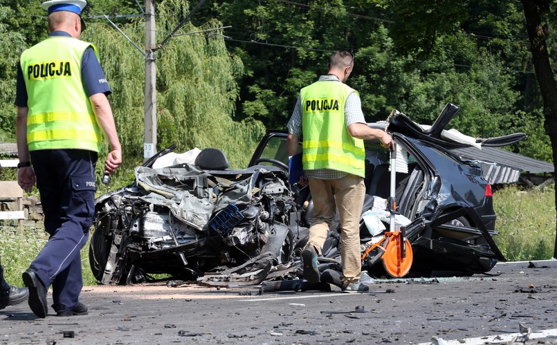 W wypadku na zakopiance w Białym Dunajcu ucierpiała trzyosobowa rodzina podróżująca osobówką - podaje RMF FM. - Kobieta i mężczyzna zostali zakleszczeni w aucie. Zostali przewiezieni do szpitala. Dziecko szybko wyciągnięto z samochodu, obecnie znajduje się ono w zakopiańskim szpitalu. Kierowca tira ma lekkie obrażenia. Mamy już pewność, że był on trzeźwy - powiedział asp. szt. Roman Wieczorek, rzecznik prasowy KPP w Zakopanem.