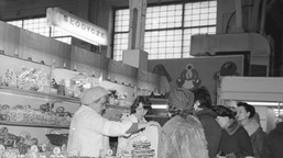 Tylko ci, którzy stali w kolejkach, zdobędą 8/10. QUIZ o zakupach w PRL