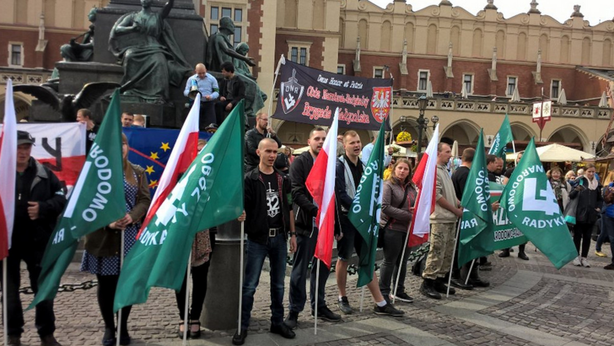 Dzisiaj odbyła się pikieta Obozu Narodowo-Radykalnego na krakowskim Rynku Głównym - pod hasłem "POLexit – Polska bez UE!". W sumie 30 osób wzięło udział w wydarzeniu. Demonstranci domagali się od władz państwa, aby te wystąpiły ze struktur Unii Europejskiej. Manifestacja trwała ok. 30 minut.