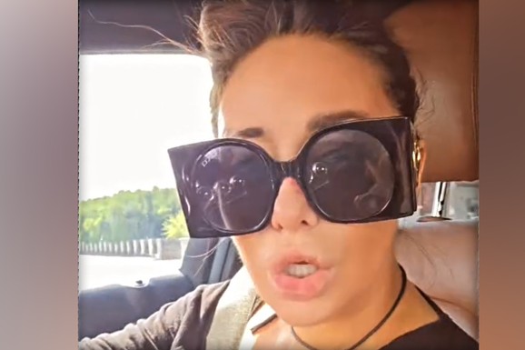 (Video) ANA NIKOLIĆ SE SNIMA U KOLIMA I SLUŠA RASTINU PESMU Svi misle da provocira, a ona spušta kameru i pokazuje gole noge