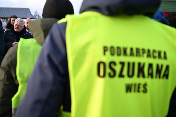 Minister rolnictwa i rozwoju wsi Czesław Siekierski spotkał się z protestującymi rolnikami z "Podkarpackiej oszukanej wsi" przed przejściem granicznym w Medyce.