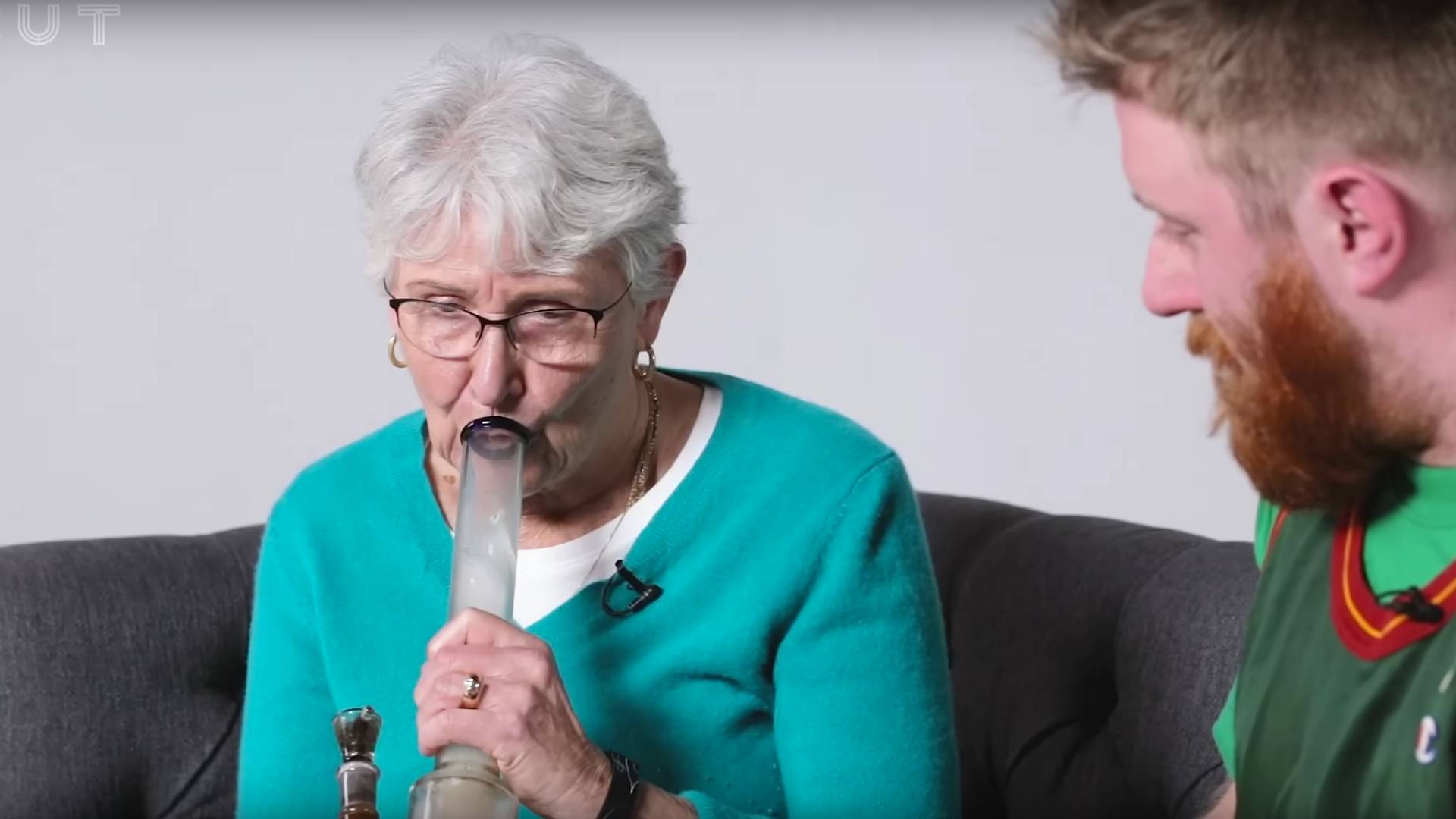 Oma und Enkel kiffen das erste Mal zusammen und es wird awkward