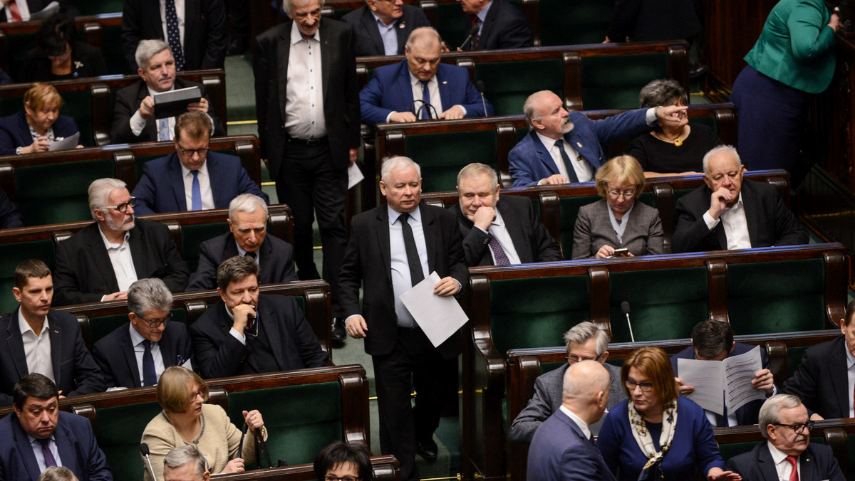 Sejm przyjął nowelizację, która wprowadza karę grzywny lub karę do trzech lat więzienia za słowa typu "polskie obozy śmierci". Ustawa umożliwi też wszczynanie postępowań karnych m.in. za negowanie zbrodni ukraińskich nacjonalistów.