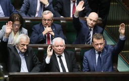 Projekt "dezubekizacyjny": PiS, Kukiz '15 - za; PO, N., PSL - przeciw
