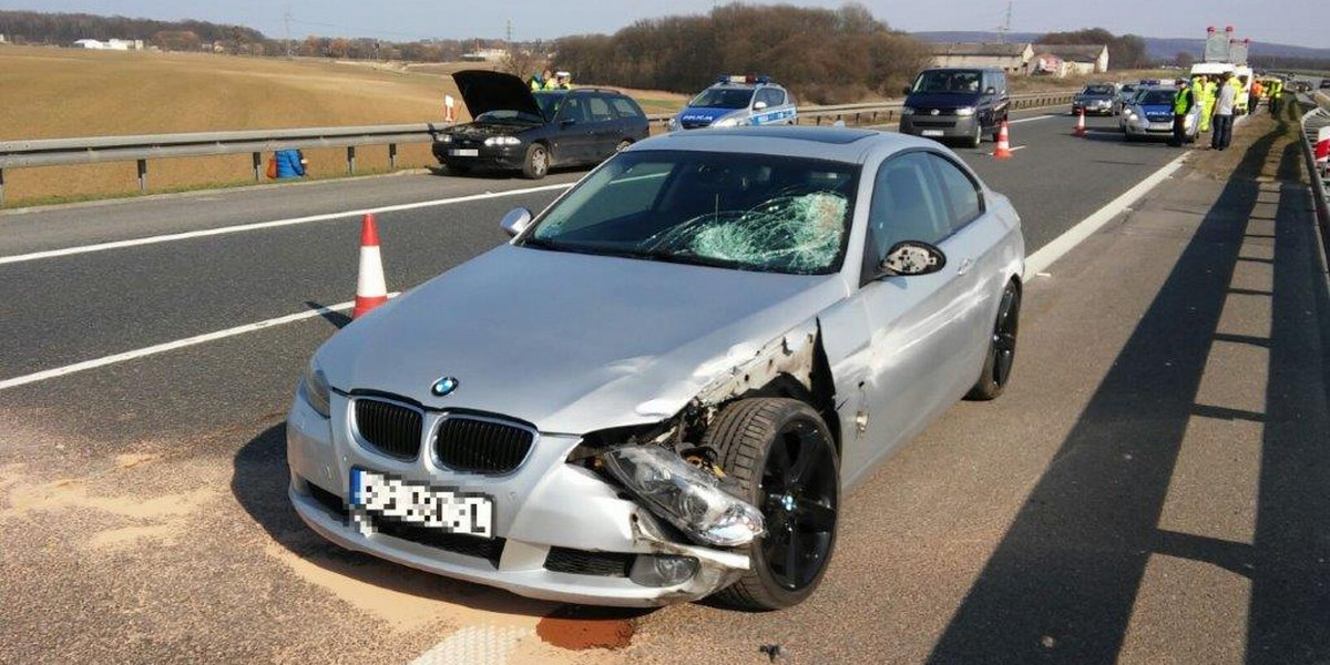 Wypadek na A4. W samochodzie pękła opona