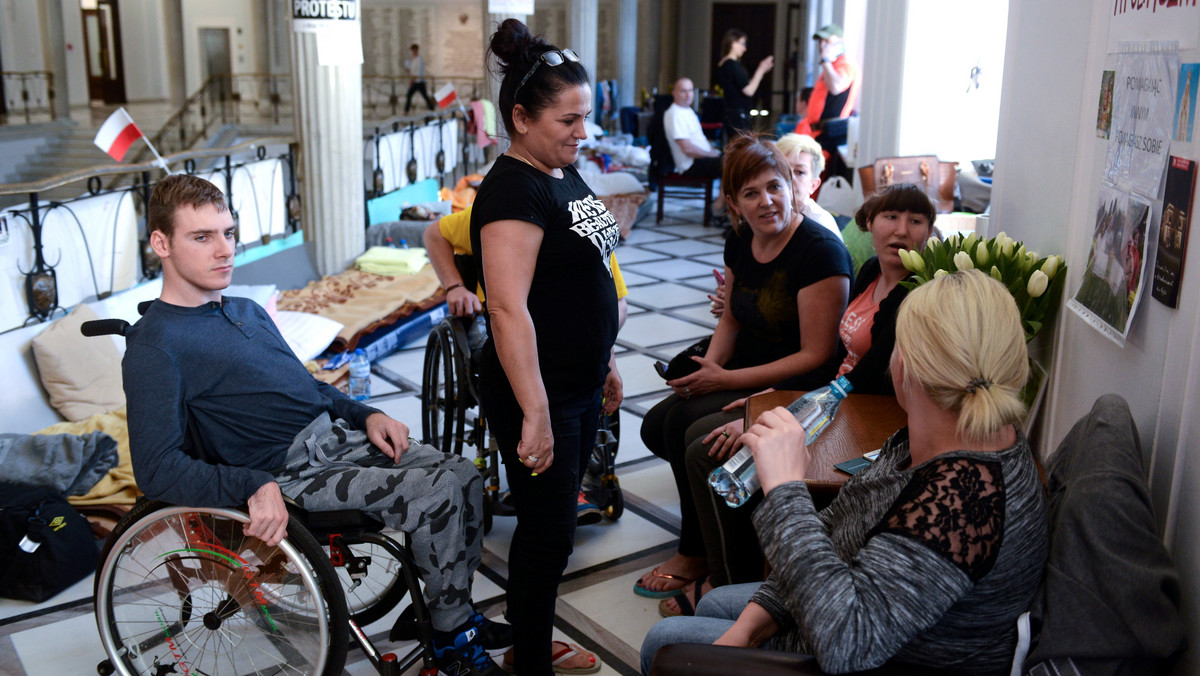 Dziś doszło do kolejnego spotkania przedstawicieli rządu z protestującymi w Sejmie osobami niepełnosprawnymi i ich opiekunami. Protestujący zaprezentowali stronie rządowej nową wersję propozycji w sprawie 500-złotowego dodatku na "życie". Do przełomu jednak wciąż nie doszło.