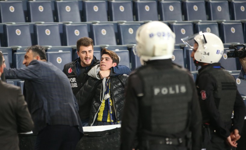 Senol Gunes z rozbitą głową trafił do szpitala. Meczu Fenerbahce - Besiktas z powodu zamieszek nie dokończono
