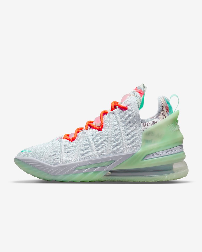 «LeBron 18»-Basketballschuh in der Farbe Blue Tint von Nike für rund 245 Franken.