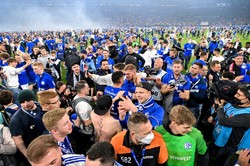 Szampany wystrzeliły w Gelsenkirchen. Schalke wraca do Bundesligi