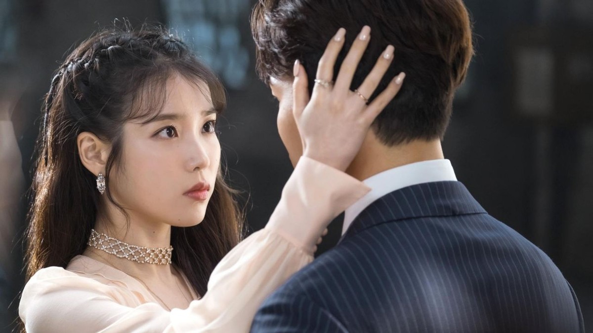 "Hotel Del Luna"