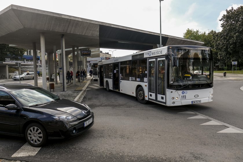 Dwa katowickie centra przesiadkowe świecą pustkami