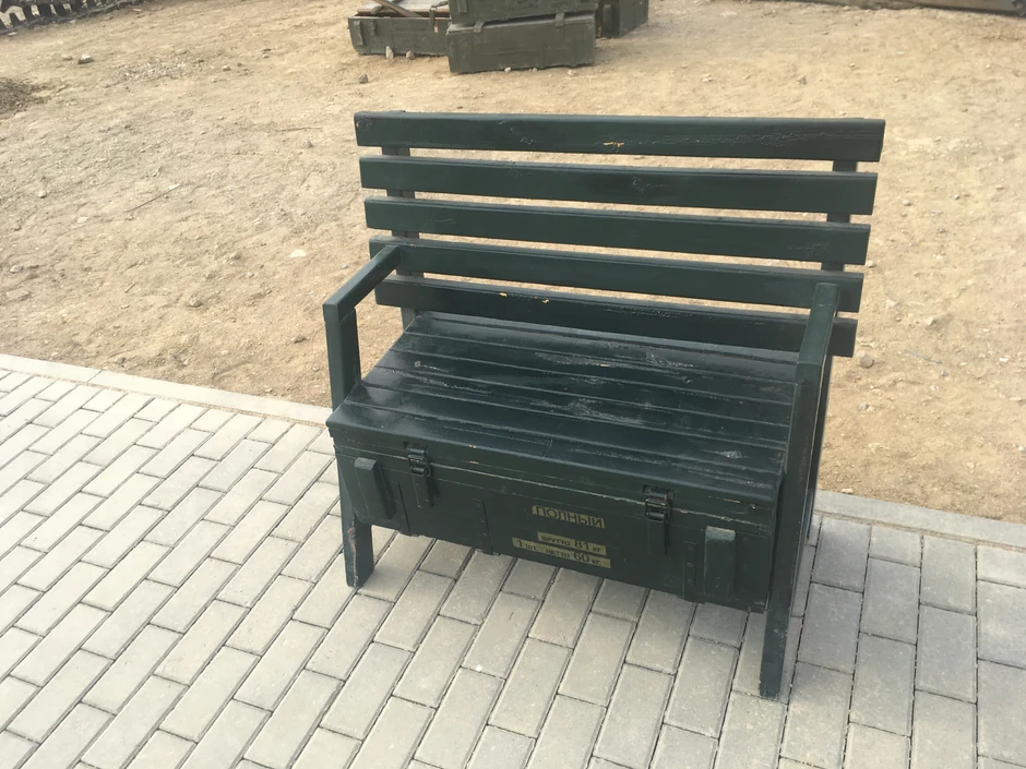 Klupa od sanduka za municiju