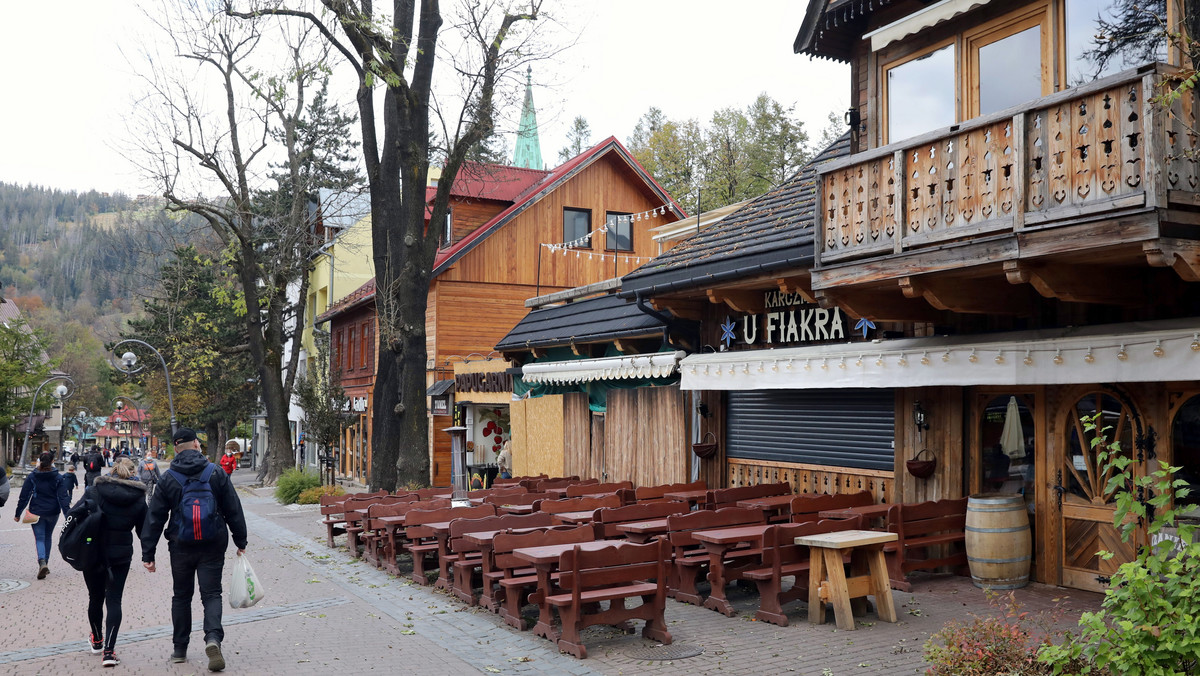 Zakopane: Krupówki zamarły. Restauracje w większości zamknięte