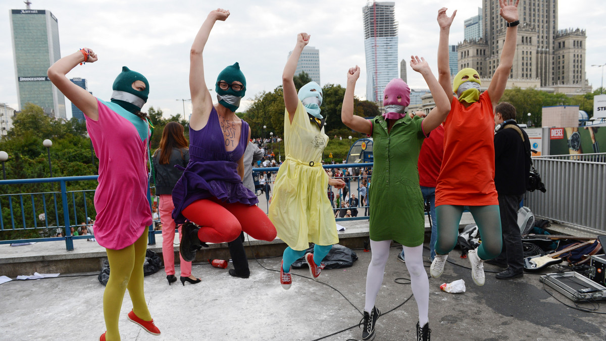 W Warszawie kilkadziesiąt osób w kolorowych kominiarkach zamanifestowało solidarność z rosyjską grupą Pussy Riot. Happening odbył się przy Metrze Centrum. Nadieżda Tołonnikowa, Maria Aliochina i Jekaterina Samucewicz zostały skazane na dwa lata łagru za chuligaństwo motywowane nienawiścią religijną.