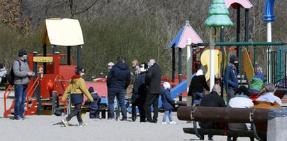 Epidemiolodzy łapią się za głowy! Tłumy na placach zabaw. Wirus im niestraszny?