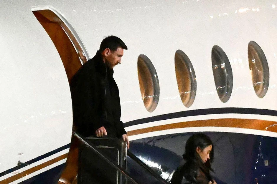 Lionel Mesi je sa suprugom odleteo privatnim avionom u Rozario, gde mu je otac preminuo | Foto: Luis ROBAYO / AFP via Getty Images
