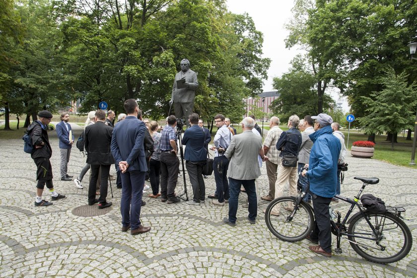 Katowice.  Obrona pomnika gen. Jerzego Ziętka