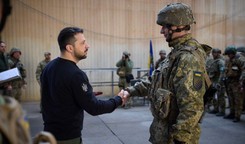 Zełenski na froncie, w 'czerwonej strefie'. Wygłosił do żołnierzy kilka słów