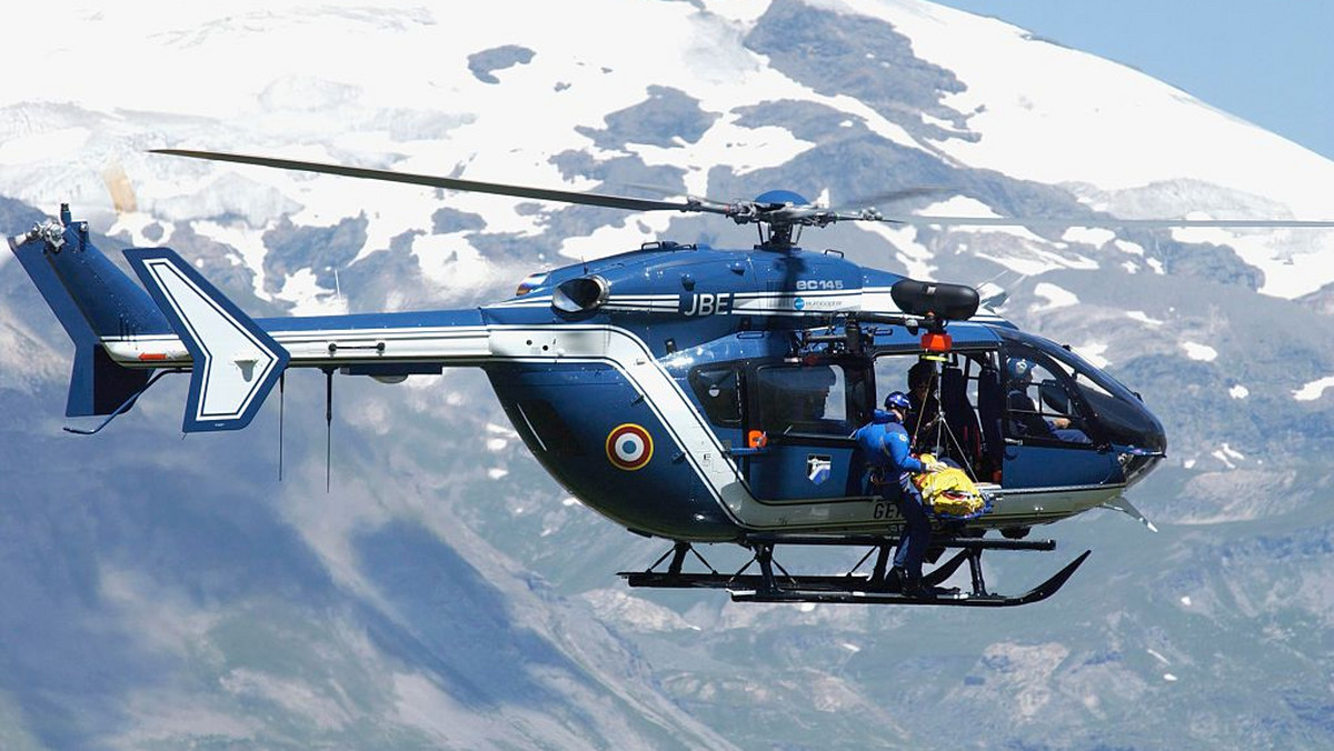 We francuskich Alpach odbyła się widowiskowa akcja ratunkowa. Pilot śmigłowca pokazał ogromne umiejętności i zwiózł turystów bezpiecznie na dół.