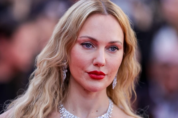 Merjem Uzerli HIPNOTISALA KATAR haljinom iz morskih dubina: Vratila NARANDŽASTU BOJU KOSE i ponovo je kao HUREM 