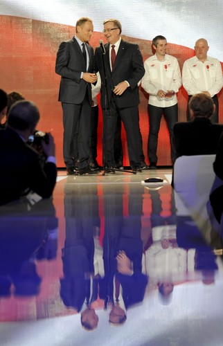 Prezydent Bronisław Komorowski (P) i premier Donald Tusk (L) podczas Gali Olimpijskiej Soczi 2014. Prezydent Komorowski podczas Gali wręczył odznaczenia państwowe medalistom olimpijskim i ich trenerom
