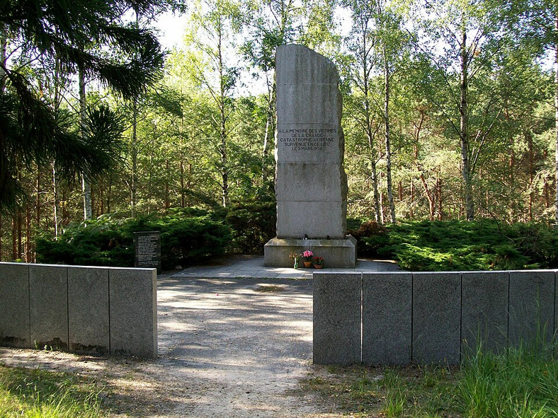 Pomnik upamiętniający ofiary, ustawiony w miejscu katastrofy