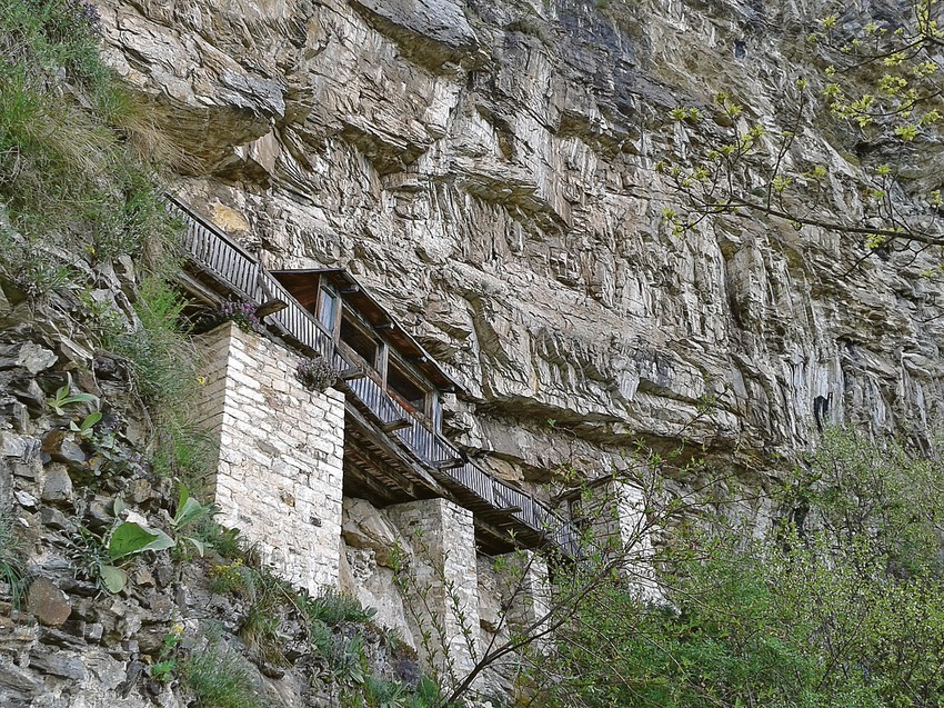 Između neba i zemlje: Do gornje isposnice vodi samo uska staza i tesan mostić