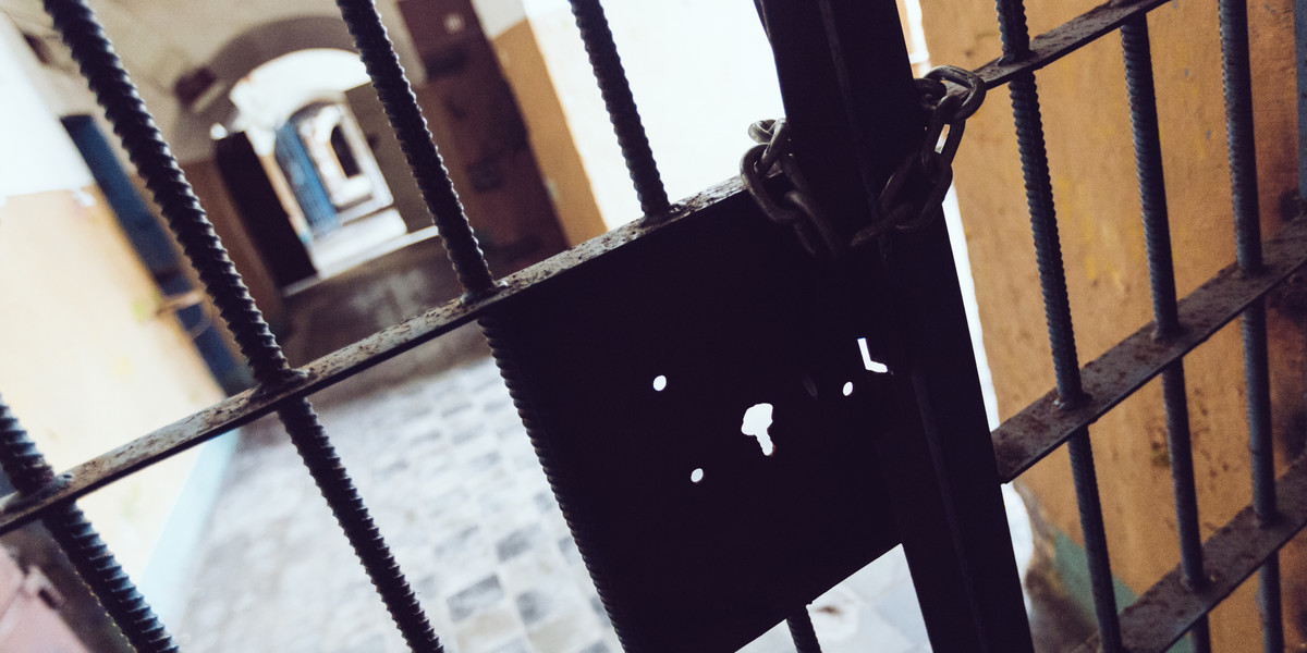 USA. Gwałt na więźniarkach. Strażnik sprzedał więźniom klucze do ich cel.