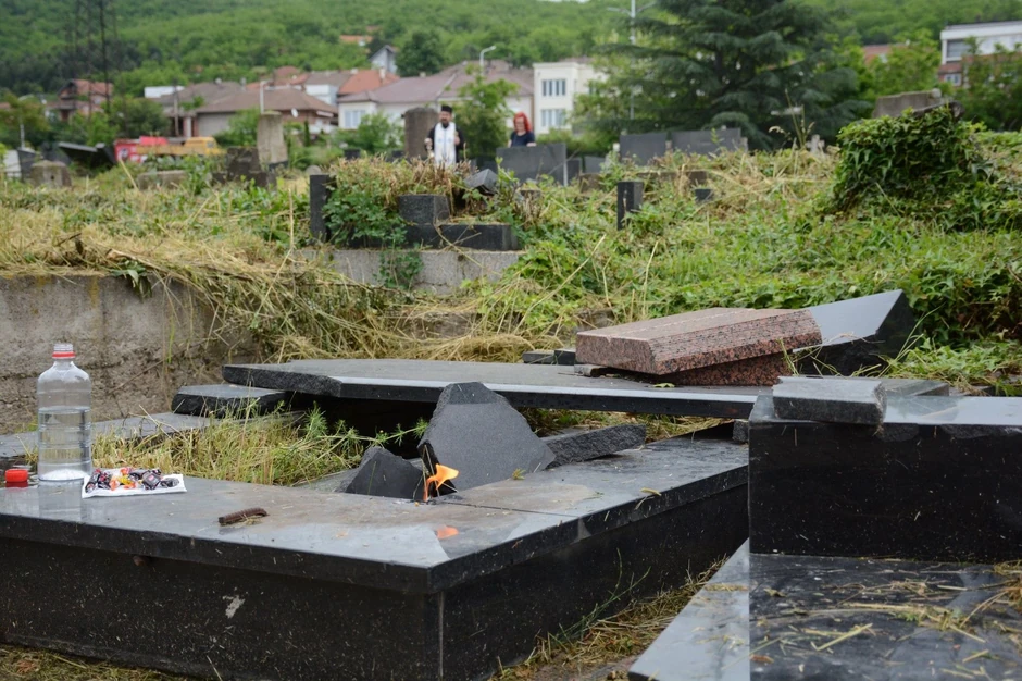 Oskrnavljeno srpsko groblje u Južnoj Mitrovici