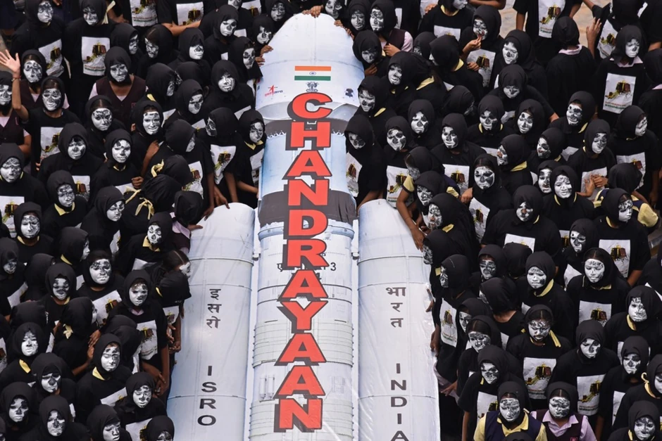 Indijski učenici oko modela misije "Čandrajan-3" slave prvi pokušaj sletanja na Mesec u Čenaju 22. avgusta