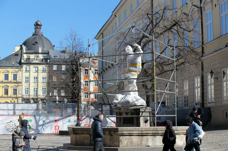 Jeden z lwowskich pomników zabezpieczony przed ewentualnym atakiem rakietowym