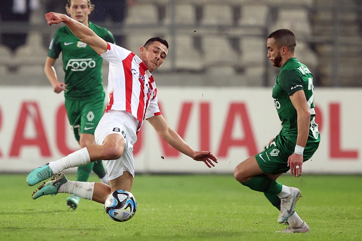 Zawodnik Cracovii Patryk Sokołowski (C) i Mohamed Mazghrani (P) z Warty Poznań podczas meczu 23. kolejki piłkarskiej Ekstraklasy
