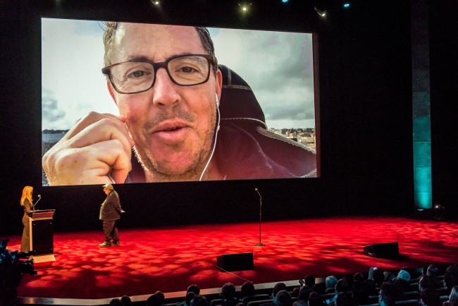 Na telebimie operator Greig Fraser, laureat Złotej Żaby za zdjęcia do filmu "Lion. Droga do domu" podczas uroczystej gali zamknięcia 24. Festiwalu Sztuki Autorów Zdjęć Filmowych Camerimage w bydgoskiej Operze Nova