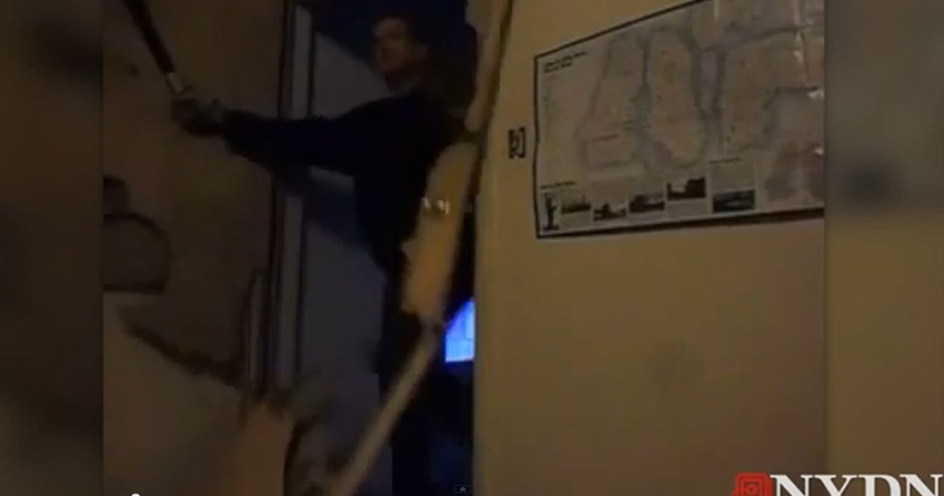 Na snimku se vidi kako 54-godišnji Tomas razvaljuje vrata mačetom i upada u stan Džejmsa Svengrosa, koji ispaljuje tri metka u njega