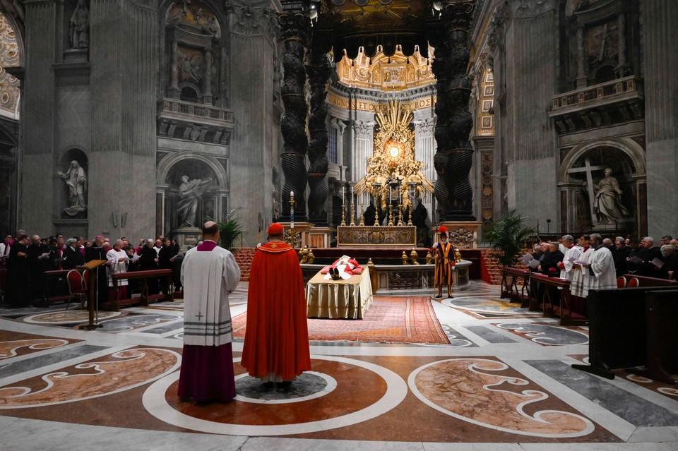 Pożegnanie zmarłego papieża emeryta Benedykta XVI