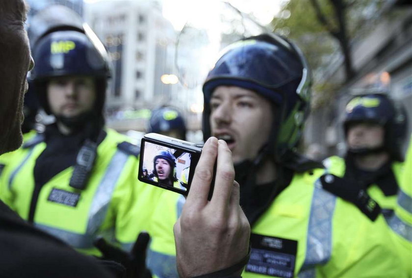 Policjant się upił i spał z oburzonymi